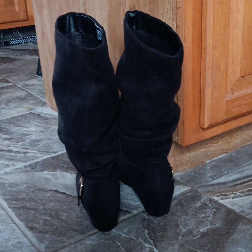 Ladies Bongo Boots Black Suede With Gold Buckle Sz. 9 - Picture 3 of 6